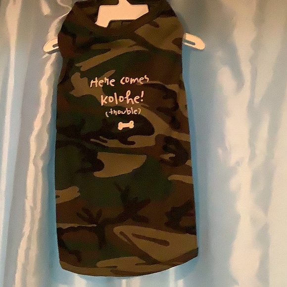 Camo Dog Tee “Here comes Kolohe! (Trouble) 🦴 ” L (24- 45 lbs.) NWT, 100% Cotton - Picture 2 of 5